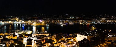 İbiza limanının panoramik gece manzarası