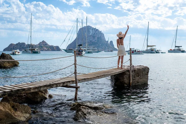 Donna Bruna Con Cappello Abito Beige Chiaro Sul Molo Ibiza — Foto Stock