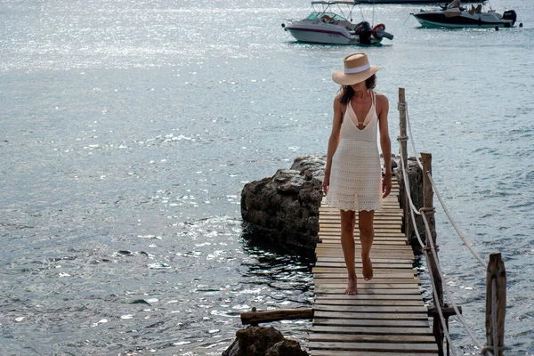 Mujer Morena Con Sombrero Vestido Beige Claro Caminando Por Pasarela —  Fotos de Stock