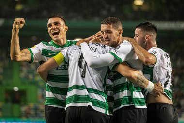 Liga BWIN - 30.10.2021 - Sporting CP - Vitoria Guimaraes - Sebastian Coates 'un attığı golü kutlayan takım