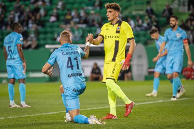 Taca De Portugal - 18.11.2021 - Sporting CP - Varzim - Ismael Lekbab ve Cassio Scheid büyük savunmadan sonra birbirlerini selamlıyorlar