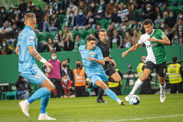 Taca Portugal 2021 Sporting Varzim Matheus Nunes Attacking Varzim Players — стоковое фото