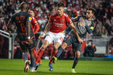 Liga BWIN - SL Benfica - SC Braga - 07.11.21 - Julian Weigl defans oyuncularını geçiyor