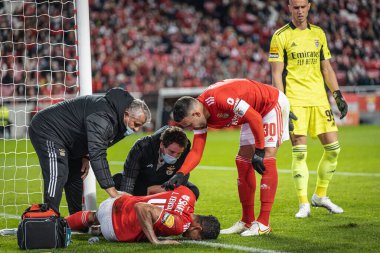 Liga BWIN - SL Benfica - SC Braga - 07.11.21 - Lucas Verissimo yaralandıktan sonra ona yardım eden tıbbi personel