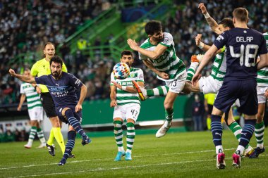 UEFA Şampiyonlar Ligi 16, 15.02.2022 - Estadio Jose Alvalade, Lizbon; Sporting CP - Manchester City FC; Ilkay Gundogan şut ve çok az Sportif defans oyuncusu engellemeye çalışıyor