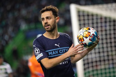 UEFA Champions League Round of 16, 15.02.2022 - Estadio Jose Alvalade, Lisbon; Sporting CP - Manchester City FC; Bernardo Silva with the ball before corner clipart