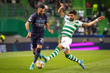 UEFA Şampiyonlar Ligi 16, 15.02.2022 - Estadio Jose Alvalade, Lizbon; Sporting CP - Manchester City FC; Mahrez Esgaio 'da top sürüyor ve faul yapılıyor