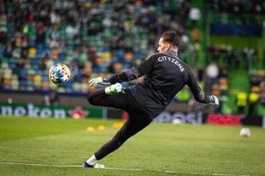 UEFA Şampiyonlar Ligi 16, 15.02.2022 - Estadio Jose Alvalade, Lizbon; Sporting CP - Manchester City FC; Ederson ısınma turunda topa vuruyor