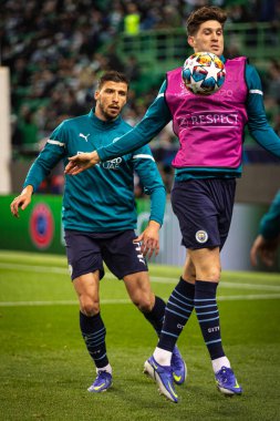 UEFA Şampiyonlar Ligi 16, 15.02.2022 - Estadio Jose Alvalade, Lizbon; Sporting CP - Manchester City FC; John Stones ve Ruben Dias ısınma turunda top için mücadele ederler.
