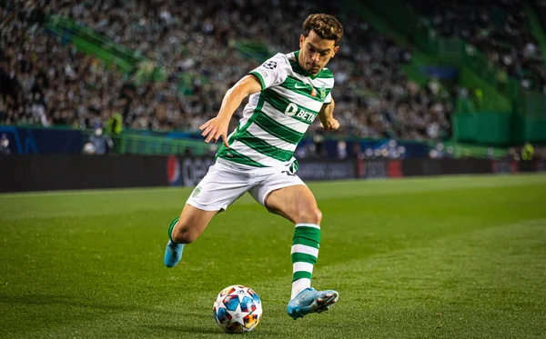UEFA Şampiyonlar Ligi 16, 15.02.2022 - Estadio Jose Alvalade, Lizbon; Sporting CP - Manchester City FC; Pedro Goncalves maç sırasında topa vurur