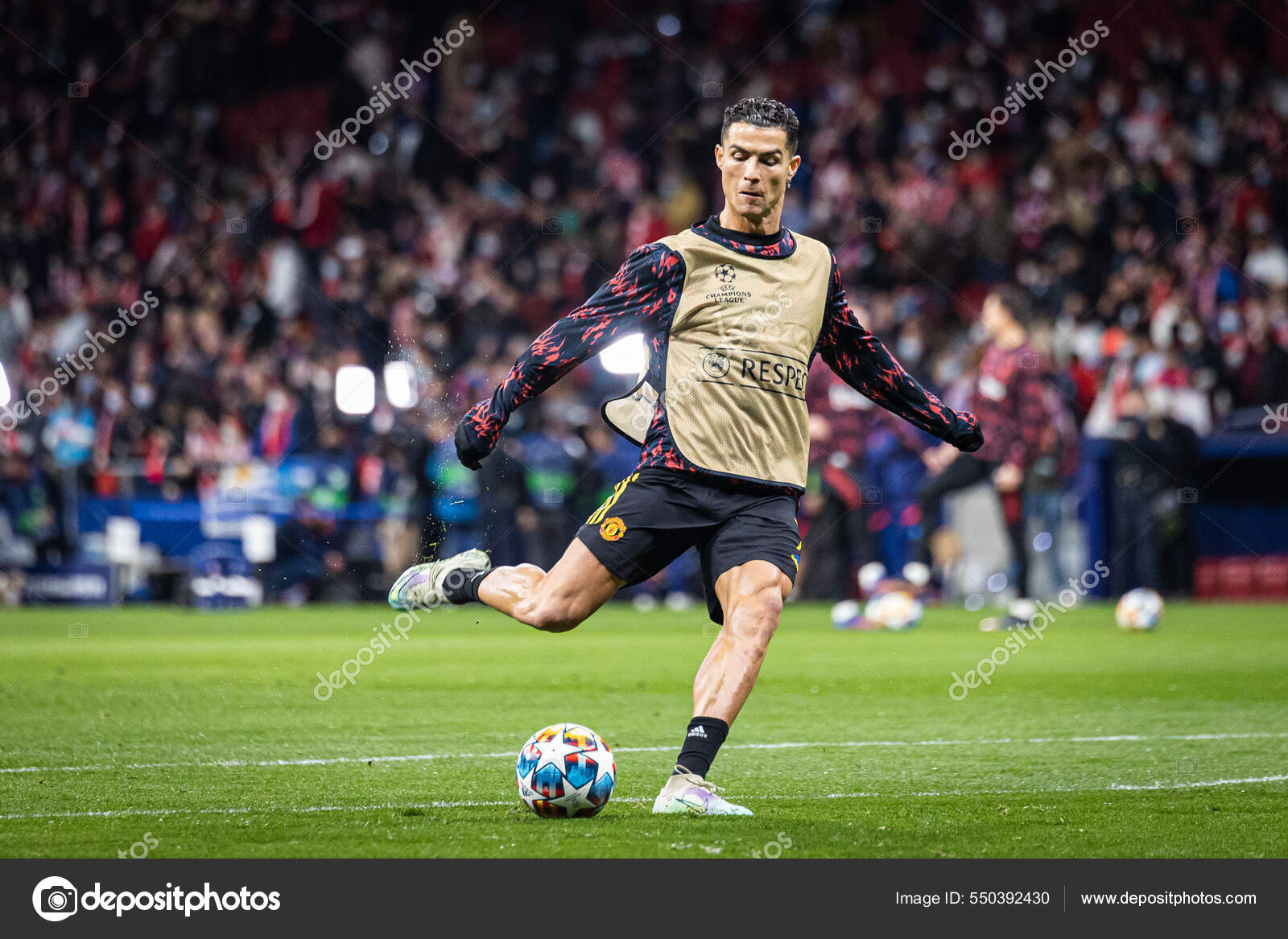 Stáhnout - Madrid, Španělsko, 23.02.2022, Liga mistrů Uefa, kolo 16 první etapy mezi Atletico De Madrid a Manchester United; Cristiano Ronaldo střílí během zahřívání - Stock obrázek