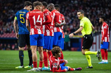 Madrid, İspanya, 23.02.2022, Uefa Şampiyonlar Ligi, Atletico De Madrid ile Manchester United arasında 16 rauntluk ilk ayak; Antoine Griezmann çimlerin üzerinde yatarken Atletico Duvarı oyuncuları