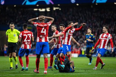 Madrid, İspanya, 23.02.2022, Uefa Şampiyonlar Ligi, Atletico De Madrid ile Manchester United arasındaki ilk tur 16 maç; tüm Atletico takımı hakeme karşı protesto gösterisi