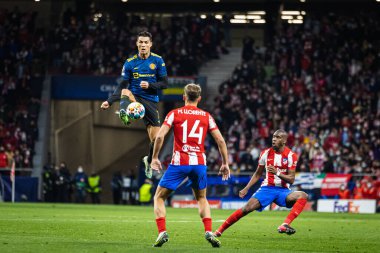 Madrid, İspanya, 23.02.2022, Uefa Şampiyonlar Ligi, Atletico De Madrid ile Manchester United arasındaki ilk turda Cristiano Ronaldo topu Marcos Llorente ve Kondogbia 'nın yanındaki havadan kontrol ediyor.