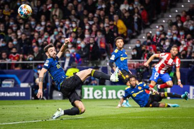 Madrid, İspanya, 23.02.2022, Uefa Şampiyonlar Ligi, Atletico De Madrid ile Manchester United arasındaki 16 rauntluk ilk ayak; Bruno Fernandes Renan Lodi 'nin attığı topu yakalamaya çalışıyor.