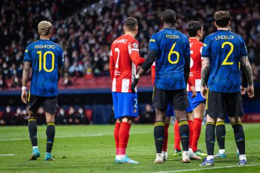 Madrid, İspanya, 23.02.2022, Uefa Şampiyonlar Ligi, Atletico De Madrid ile Manchester United arasındaki ilk tur 16 maç; Gimenez, Pogba, Rashford ve Lindelof köşeden önce