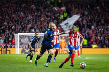 Madrid, İspanya, 23.02.2022, Uefa Şampiyonlar Ligi, Atletico De Madrid ile Manchester United arasındaki ilk turda Angel Correa koşuyor ve Luke Shaw tarafından durduruluyor.