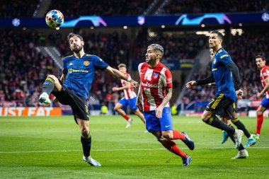 Madrid, İspanya, 23.02.2022, Uefa Şampiyonlar Ligi, Atletico De Madrid ile Manchester United arasındaki ilk turda Bruno Fernandes arka planda Angel Correa, Cristiano Ronaldo 'nun yanındaki topu kontrol ediyor.