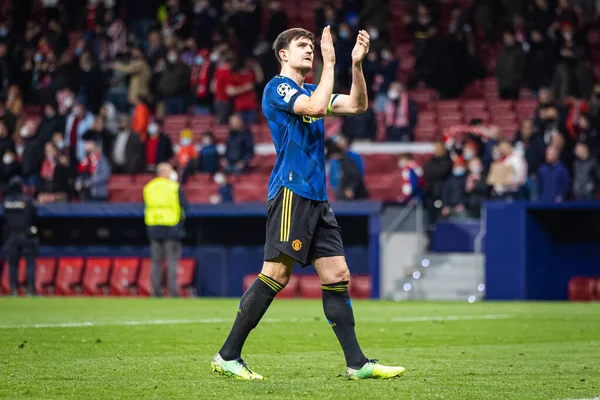 Madrid, İspanya, 23.02.2022, Uefa Şampiyonlar Ligi, Atletico De Madrid ile Manchester United arasındaki 16 rauntluk ilk ayak; Harry Maguire taraftarlara teşekkür eder