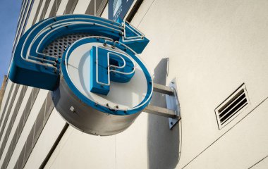 Austin Teksas 'taki Otopark Tabelası ve Binası