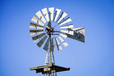 Texas 'taki Old Windmill' in yakın çekimi. Texas 'lı 63 yaşında Blue Sky' la boyanmış.