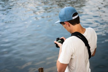 Genç Yetişkin Fotoğrafçı Su Altında Kamerayla Bekliyor