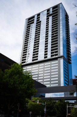 Mavi Gökyüzü ile Austin 'deki Yüksek Ofis Binası