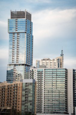 Mavi Gökyüzü ile Austin 'deki Yüksek Ofis Binası
