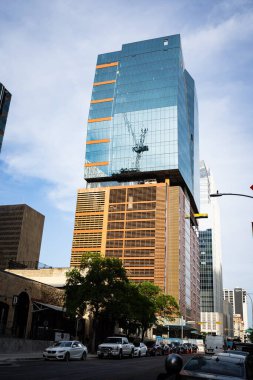 Mavi Gökyüzü ile Austin 'deki Yüksek Ofis Binası