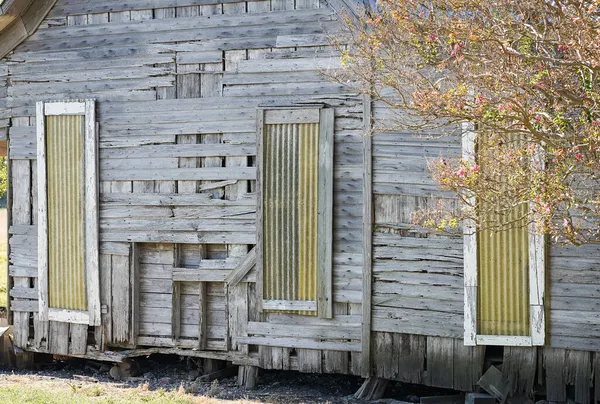 Stary dom rustykalny ze zniszczonym drewnem w Central Texas Field — Zdjęcie stockowe