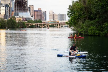 Austin Skyline ile Lake in Forground ve Kayakçılar