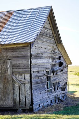 Harap olmuş Ahşap ve Metal Çatılı Eski Çiftlik Evi