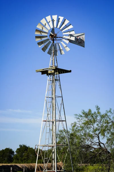 Старий млин у Техасі з Техаською аггі 1963 Фарбований — стокове фото