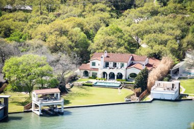 Austin Teksas 'taki Colorado Nehri' nde Rıhtımda ve Tekne Evlerinde Büyük Evler
