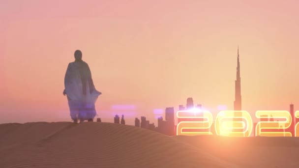 Vue arrière de la femme porte dans les drees arabes traditionnelles Abaya regarde à la silhouette de la ville de Dubaï et 2022 inscription sur le fond. Nouvelle année concept. — Video