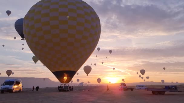 Globo de aire grande preparándose para despegar en el festival en Turquía. — Vídeo de stock