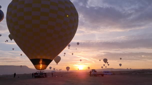 Globo de aire grande preparándose para despegar en el festival en Turquía. — Vídeo de stock
