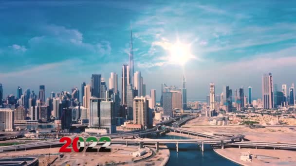 Luchtvaartmaatschappij. Uitzicht op het centrum van Dubai vanaf de drone. 2022 letters op de video aan de voorkant. — Stockvideo