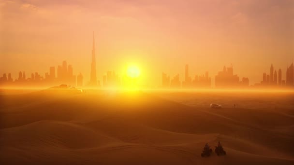 Flygplan. Drone utsikt över turister ser på solnedgången och Dubai city siluett på öknen och episka solen. — Stockvideo