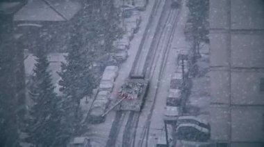 Pencereden şehir sokaklarına ve tanka bak. Kar yağıyor.. 