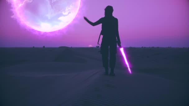 Vue arrière de la personne de style cyberpunk se tient au désert avec épée d'énergie et regarde le ciel violet avec planète d'énergie. Fantaisie concept vidéo. — Video