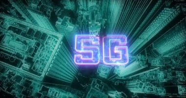 X-ray aralığındaki bir şehrin hava görüntüsü ve 5G yazıtları.