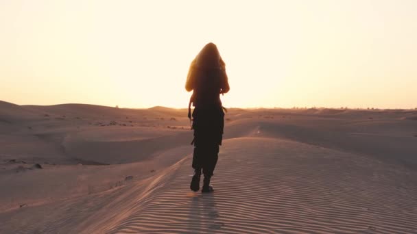 Woman Walking Sunset Desert High Quality Footage — Stockvideo