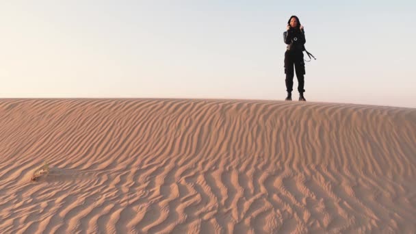 Woman Stands Desert Sunset High Quality Footage — Stockvideo