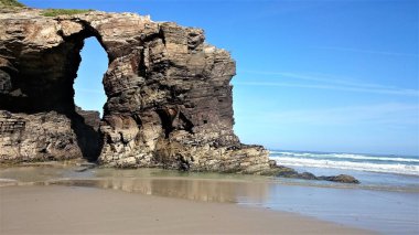 Sahildeki kayalar, deniz...