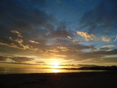 Deniz batımı, dalgalar, güzel gökyüzü 