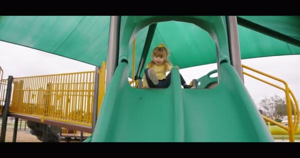 Meninas bonitas brincando no playground. Um branco, o outro afro-americano — Vídeo de Stock