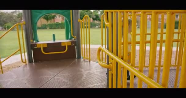 Schöne kleine Mädchen spielen auf einem Spielplatz — Stockvideo
