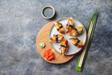 Suşi ve dürüm seti. Japon yemeği. Japon yemeği. en üstteki görünüm