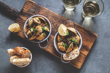 İki tava beyaz şaraplı ve otlu istiridye. Üst görünüm